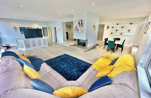 St Leonards House | 5 Bed House - Pool - Hot Tub - Sauna - Pool Table - Near New Forest - Sleeps 12