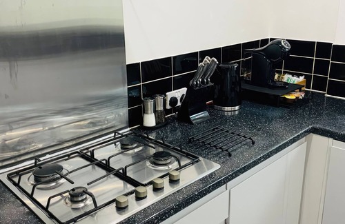 Rushmoor District House | 5-Bed in Farnborough w/Free Parking + Wifi
