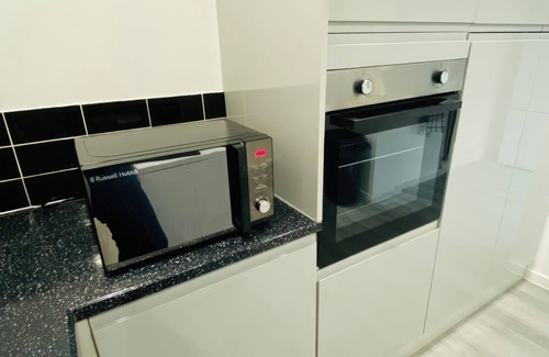 Rushmoor District House | 5-Bed in Farnborough w/Free Parking + Wifi