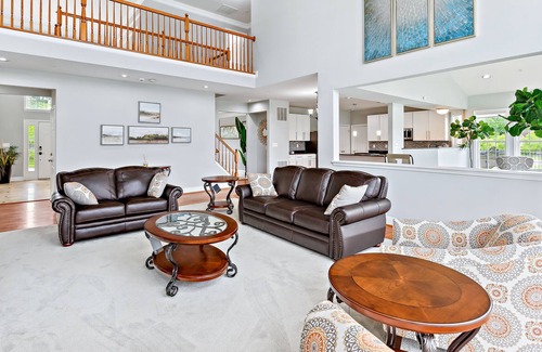 Clinton House | 5-Bed Luxury Corporate Rental with Pool & Office Space Near National Harbor
