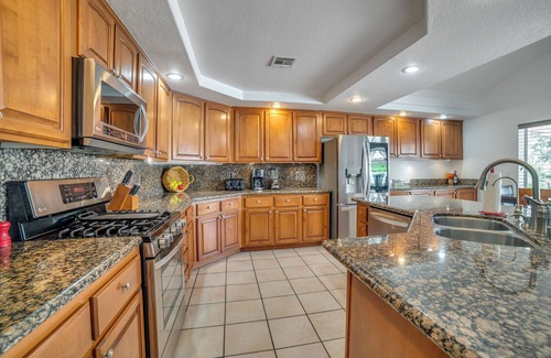 Green Valley House | 🎉💥5🛏 bed⛱pool-10 min from ✈️airport/strip, 1 mile from In&Out/shopping/grocery🍔