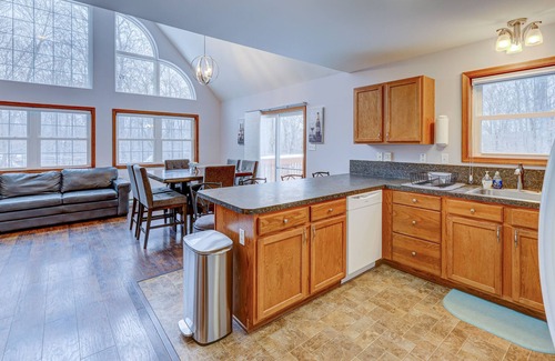Thornhurst Ski Chalet | 5 BedRm w/ King Bed, Game Room, Fire Pit & Hot Tub