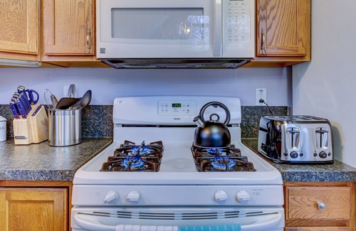 Thornhurst Ski Chalet | 5 BedRm w/ King Bed, Game Room, Fire Pit & Hot Tub