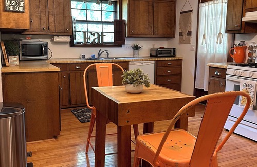 East Cobb House | 5 Bedroom 2.5 Bath Home In East Cobb and minutes to Truist Park and the Battery