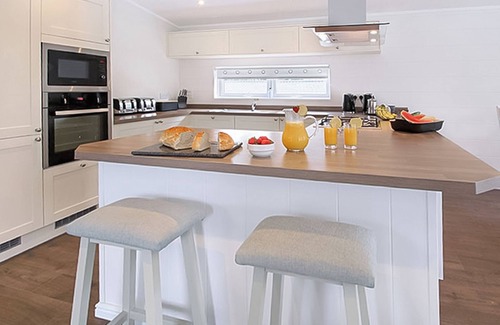 New Forest District Ski Chalet | 5 bedroom accommodation in Milford-on-Sea, Nr Lymington
