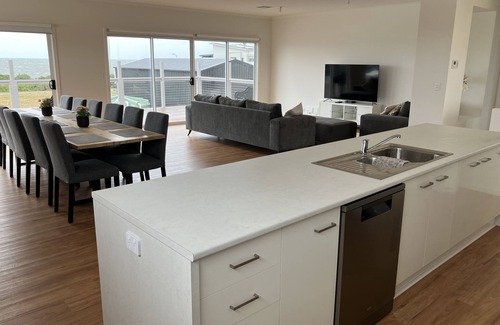 Warrenben House | 5 bedroom beachside house with ocean views in Marion Bay