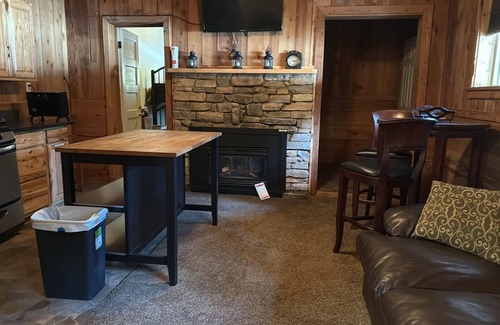 La Porte Cabin | 5-bedroom bed & breakfast in charming La Porte with AC, WiFi