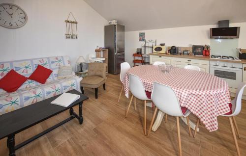 Piolenc House | 5 Bedroom Cozy Home In Piolenc