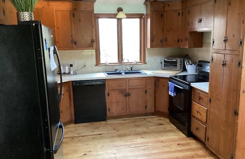 East Sandwich House | 5 bedroom dog-friendly home with wifi, deck, firepit