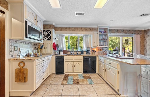 Rockwell House | 5-bedroom estate property with tons of amenities! Outdoor Kitchen! Pool! More!