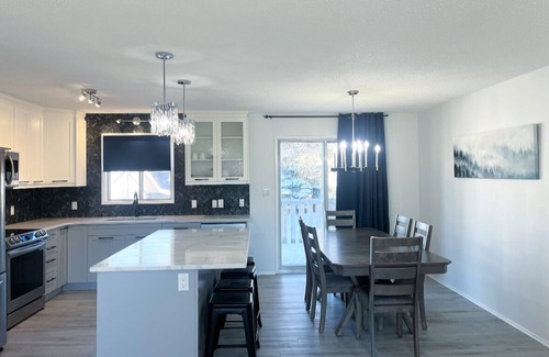 Three Hills House | 5 bedroom, Family Friendly! Open Concept, Modern Home in Three Hills