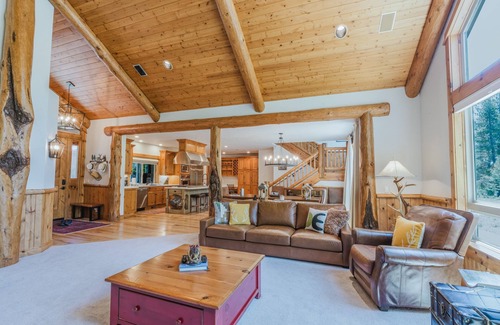 Sunriver House | 5 bedroom home w/private hot tub, shared pool and gourmet kitchen