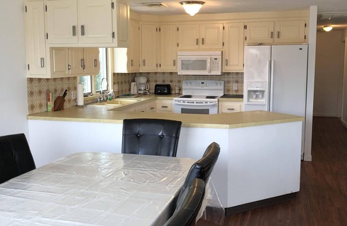 Eastward Look House | 5 Bedroom Home Walking distance to Scarborough Beach. Central Air!