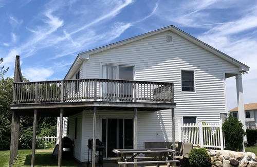 Eastward Look House | 5 Bedroom Home Walking distance to Scarborough Beach. Central Air!