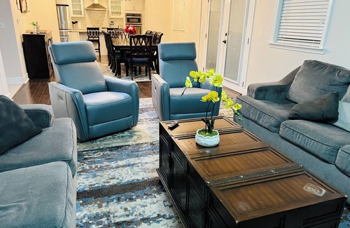 Buechel House | 5-Bedroom House In A Nice Neighborhood- Close To Everything - 1 Month Minimum
