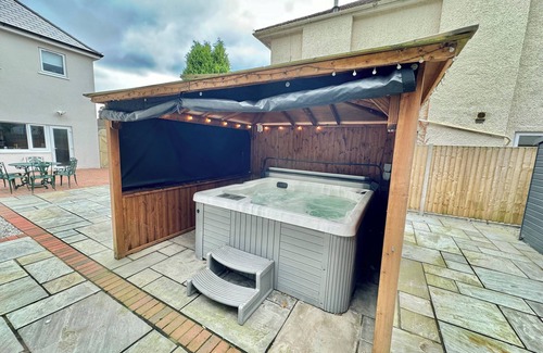 Bournemouth House | 5 Bedroom House - Large Garden with Hot Tub - Sleeps 11 - Close to Beach