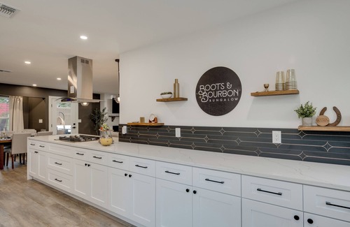 Berkley Square - Headway House | 5-Bedroom Retreat with Cowboy Pool, Sauna and More – 10 Min to Downtown Austin