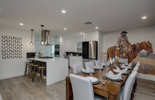 Berkley Square - Headway House | 5-Bedroom Retreat with Cowboy Pool, Sauna and More – 10 Min to Downtown Austin