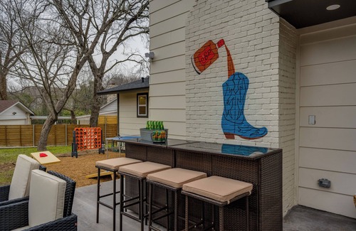 Berkley Square - Headway House | 5-Bedroom Retreat with Cowboy Pool, Sauna and More – 10 Min to Downtown Austin