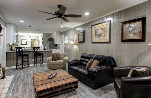 East Cobb Apartment | 5 Bedroom Single family L-554143 by Houzlet