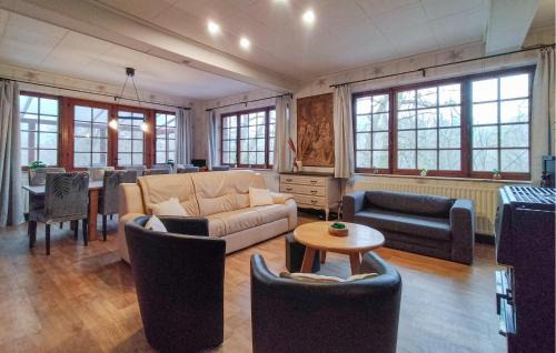 Gembes House | 5 Bedroom Stunning Home In Rochehaut