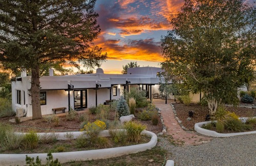 Taos House | 5 Bedroom Taos Luxury Hacienda - Close to Taos Ski Valley - Book now!
