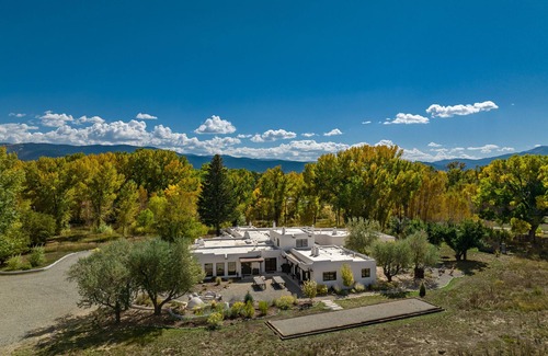 Taos House | 5 Bedroom Taos Luxury Hacienda - Close to Taos Ski Valley - Book now!