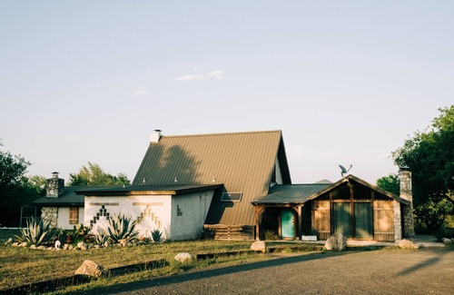 Concan House | 5-bedroom vacation home just steps from the Frio River