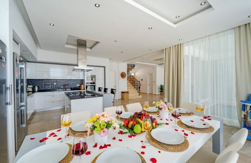 Islamlar Villa | 5 Bedroom Villa with Enormous Outdoor Pool & Indoor Pool, Ideal for Large Groups