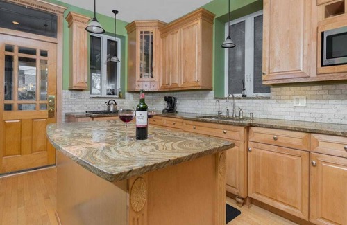 Wrigleyville Apartment | 5 Bedroom Wrigleyville experience right by stadium