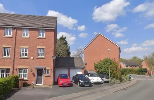 Solihull House | 5 Bedrooms, Sleeps 10, Free Parking, Near NEC & Airport, Contractors