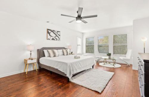 North San Antonio - SAT House | 5 Bedrooms with Chefs Kitchen 2 Masters Room and Game Lounge