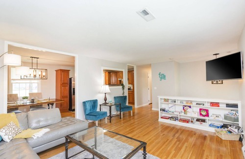 Bluefields House | 5 Beds/2.5 bath. Covered Patio and fire pit. Hilltop Manor- 8 miles from DT