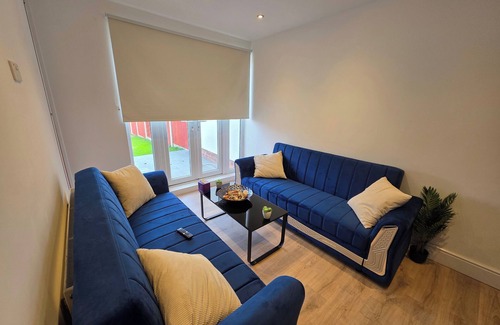 Woodthorpe House | 5 Beds, 7 Guests, Private Garden, Free Parking