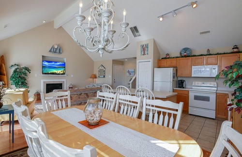 North End House | 5⭐️ “BEST TIME OF the YEAR AVAILABLE!” OCT 3rd-5th wkend! 1 BLOCK TO BEACH!