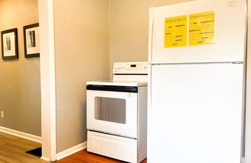 Near Eastside House | 5 BR, 10 Beds, Sleeps 14, Large Off-Street Parking