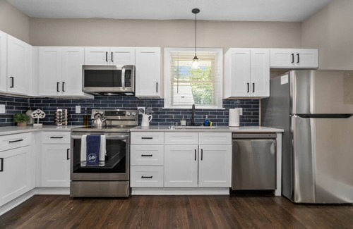 Merriam House | 5 BR home off I-35/10 Mins to Downtown