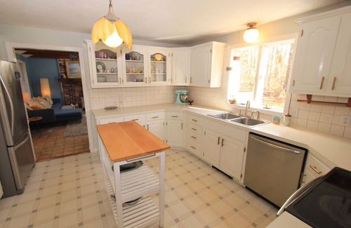 Sandwich House | 5 Cardinal Rd - Spacious 4BR Retreat: Hot Tub, Firepit, Pet-Friendly, Sleeps 10