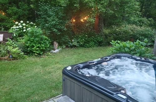 Sandwich House | 5 Cardinal Rd - Spacious 4BR Retreat: Hot Tub, Firepit, Pet-Friendly, Sleeps 10