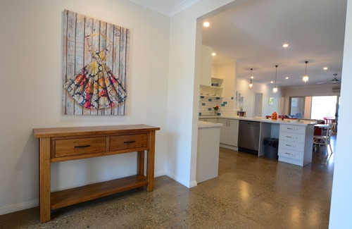 Bright House | 5 ensuite bedrooms - Pool - King beds - 7mins easy walk to town. Walk everywhere