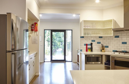 Bright House | 5 ensuite bedrooms - Pool - King beds - 7mins easy walk to town. Walk everywhere