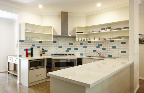 Bright House | 5 ensuite bedrooms - Pool - King beds - 7mins easy walk to town. Walk everywhere