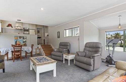 Arkles Bay House | 5 Hawaiian - Arkles Bay Holiday Home