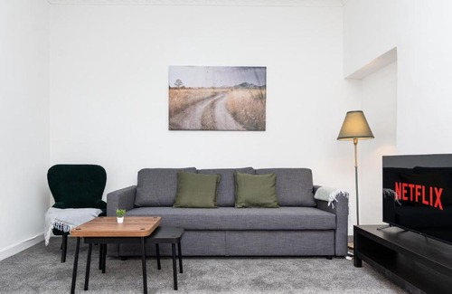 Coatbridge Apartment | 5 Individual Beds - Free Parking