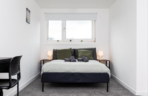Coatbridge Apartment | 5 Individual Beds - Free Parking
