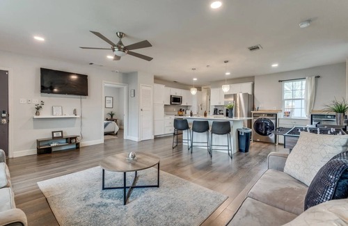 Cedar Crest House | 5 mi to Downtown! Backyard! Near DFW Airport! Long Stay Discounts! King Bed!