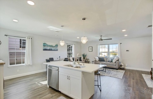 Cedar Crest House | 5 mi to Downtown! Backyard! Near DFW Airport! Long Stay Discounts! King Bed!
