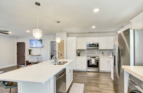 Cedar Crest House | 5 mi to Downtown! Backyard! Near DFW Airport! Long Stay Discounts! King Bed!