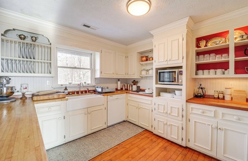 Blowing Rock House | 5 Mi to Dtwn: Pet-Friendly Gem in Blowing Rock!