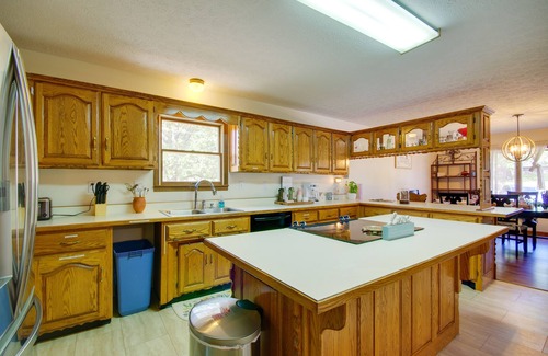 Waynesville House | 5 Mi to Dtwn Waynesville: 4-Acre Group Getaway!